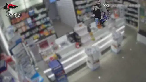 Mascherina e cacciavite: la rapina in una farmacia di Roma