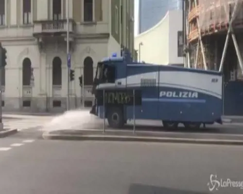 Gli idranti della Polizia di Stato sanificano le strade di Milano