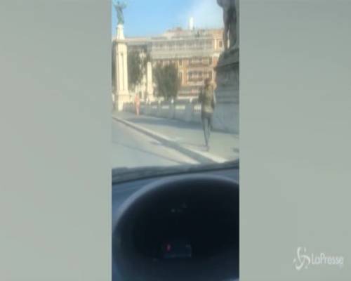 Coronavirus, in una Roma surreale uomo nudo passeggia sul ponte di Corso Vittorio