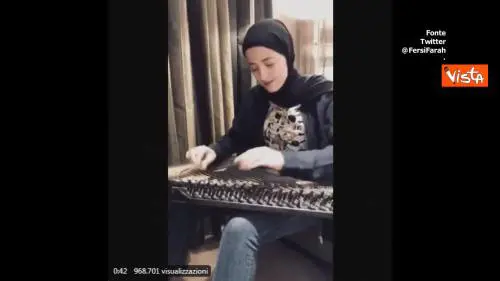 La musicista tunisina omaggia l'Italia suonando 'Bella ciao' con il kanun