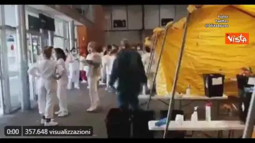 Applauso di medici e infermieri per il primo paziente dimesso dall'ospedale temporaneo di Madrid