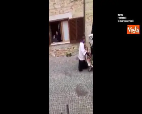 Vietate le messe? In Abruzzo il parroco porta la statua della Madonna casa per casa