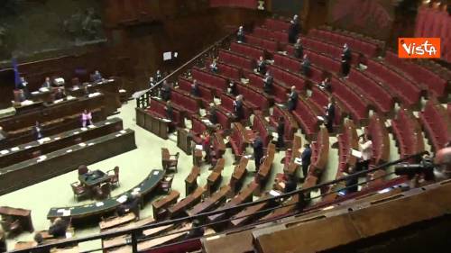 Parlamentari con guanti e mascherine per il Question Time 