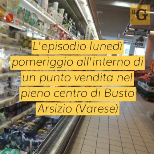 Furto al supermercato, aggressione a vigilante e pugni contro agenti: solo denuncia per straniero