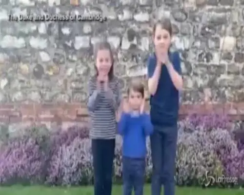 Gli applausi dei principini George, Charlotte e Louise per il personale medico