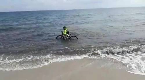 Otranto, le immagini del ciclista in acqua
