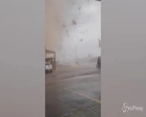 La furia del tornado in Arkansas, oggetti spazzati via e feriti