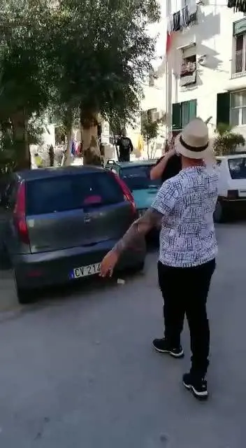 Balli e canti in strada, così a Pozzuoli si viola la quarantena