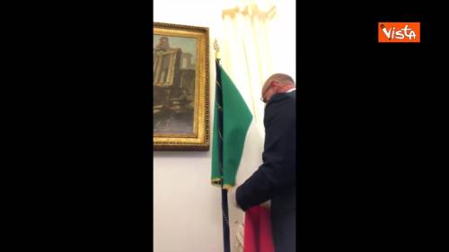 Rampelli (FdI) toglie la bandiera europea dal suo studio