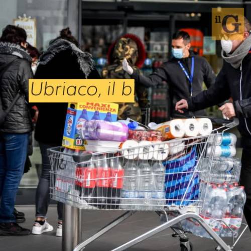 Caos al supermercato: trans sputa contro agenti e li aggredisce, poi si spoglia in questura