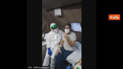 Coronavirus, la festa di compleanno nell'ospedale da campo dell'Esercito italiano