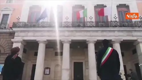 Il sindaco Decaro davanti al comune di Bari per il minuto di raccoglimento in ricordo delle vittime 