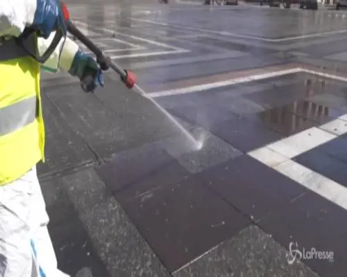 Coronavirus, sanificazione di Piazza Duomo a Milano