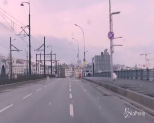 Istanbul ai tempi del coronavirus, poca gente in giro e tanti controlli della polizia