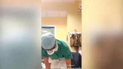 Un infermiere mostra come ci si prepara per la terapia intensiva