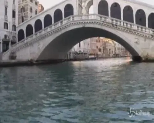 Coronavirus, viaggio tra i canali di una Venezia deserta