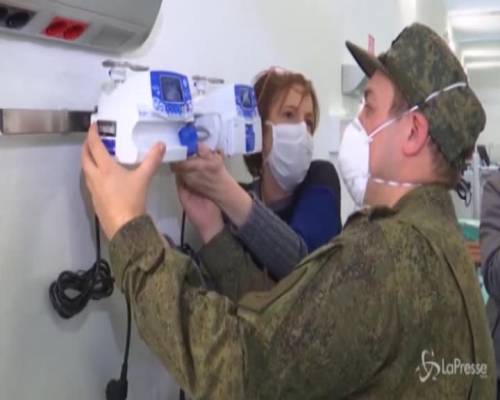 I militari russi installano ventilatori all'ospedale da campo a Bergamo