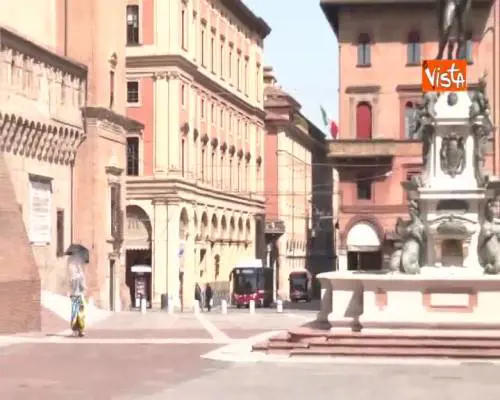 Misure anti-coronavirus 'estreme', ecco come si protegge un cittadino nel centro di Bologna