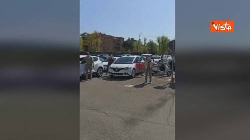 Clacson e bandiere, ecco l’omaggio dei tassisti di Bologna a medici e forze dell’ordine