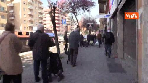 La fila al supermercato in timelapse. La coda di persone sembra interminabile