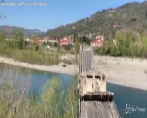 Massa, crolla ponte sul fiume Magra ad Aulla: coinvolti due furgoni