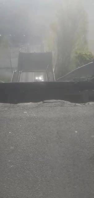 "C'è odore di gas, è venuto giù il ponte"