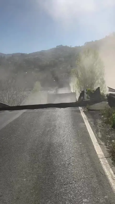 La paura dopo il crollo: "Ditemi che non c'era nessuno..."