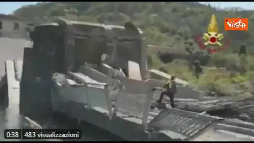 Ponte crollato, le operazioni di soccorso dei vigili del fuoco