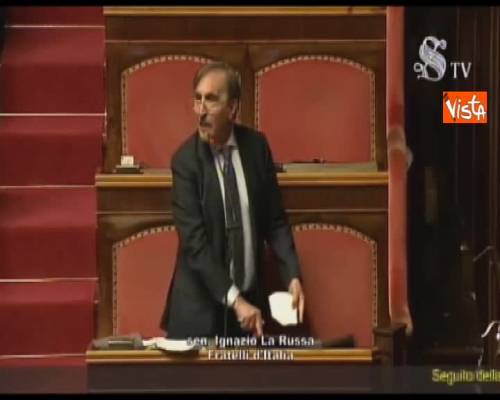 La Russa attacca in aula senatore M5s: "Quella mascherina non va bene, lei è un untore"
