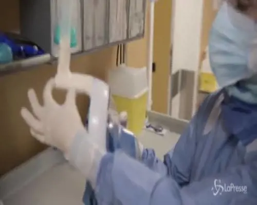 Coronavirus, a Torino si usano le maschere da snorkeling modificate