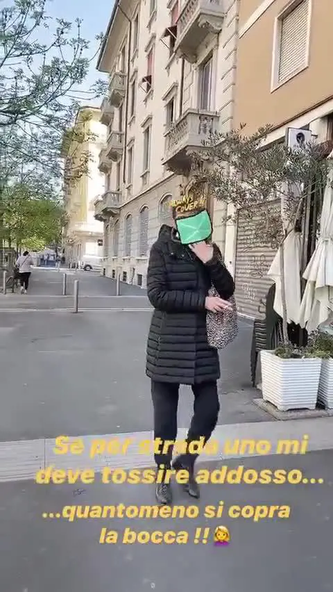 Maddalena Corvaglia sbotta con una passante senza mascherina: "La conosce la legge?"