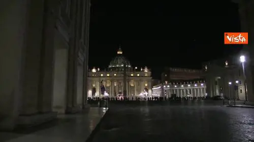 La Via Crucis di Papa Francesco in Piazza San Pietro deserta