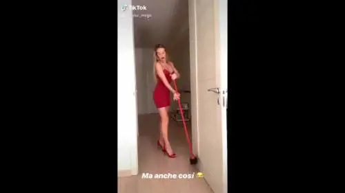 Le sexy pulizie di primavera di Taylor Mega