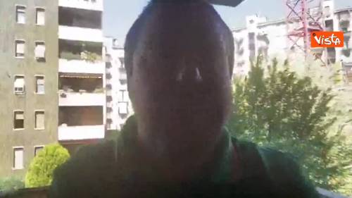  Salvini mostra il suo bilocale in diretta facebook: “Buona Pasqua, vi voglio bene” 
