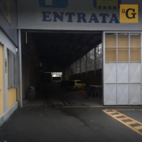 Molesta clienti in coda e strappa loro le mascherine dal volto, poi il romeno attacca agenti