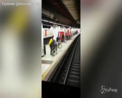 Milano, la via crucis dei rider in attesa di un treno per tornare a casa