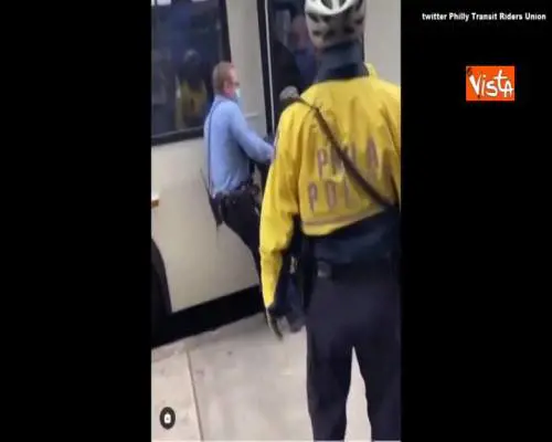 Sale a bordo della metropolitana senza mascherina, la polizia lo trascina fuori