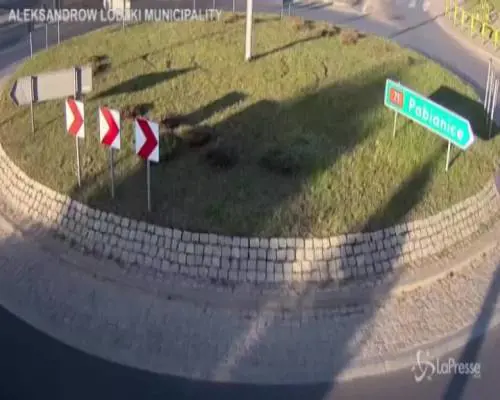 Polonia, l'auto prende il volo a una rotonda: il video è virale