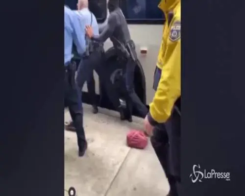 Usa, uomo senza mascherina trascinato a forza giù da un bus