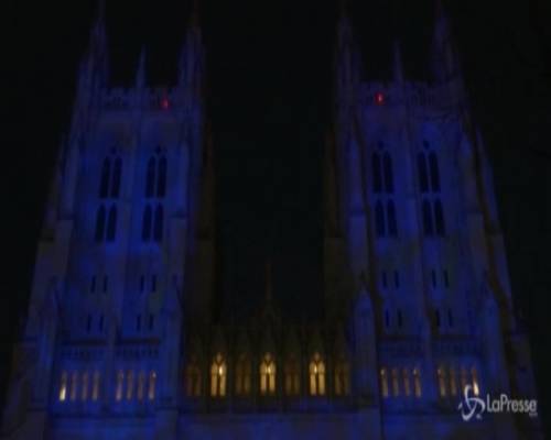 La Cattedrale di Washington illuminata ringrazia i lavoratori della sanità