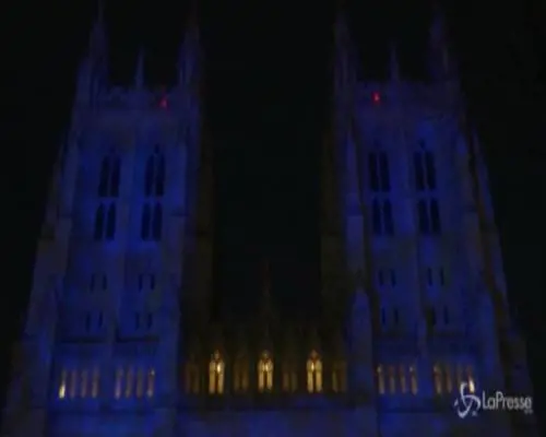 La Cattedrale di Washington illuminata ringrazia i lavoratori della sanità