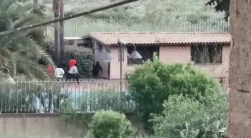 Migranti giocano a calcio in un centro di accoglienza