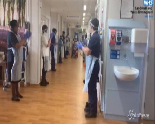 Guarisce a 106 anni: Connie lascia l'ospedale tra gli applausi