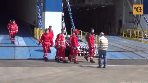 Le operazioni di trasbordo dalla Alan Kurdi alla Rubattino