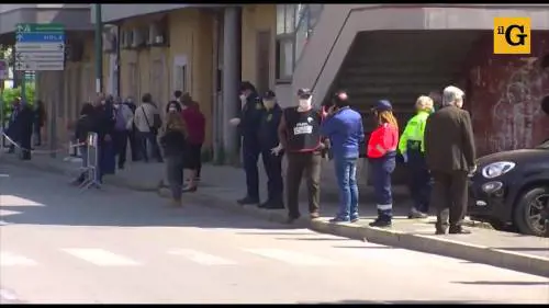 La folla in strada per l'ultimo saluto al sindaco