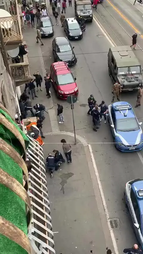 Scontri tra polizia e antagonisti nel cuore di Torino