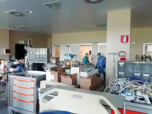 Milano, chiude la terapia intensiva: medici e infermieri festeggiano