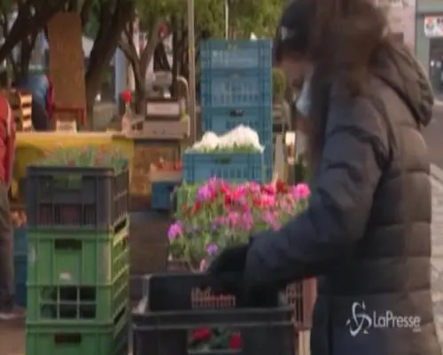 Coronavirus, a Praga il mercato all'aperto riapre dopo un mese