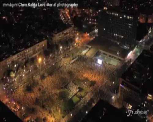 Tel Aviv, manifestanti anti-Netanyahu in piazza distanziati