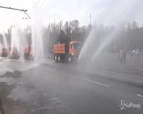 Coronavirus, le strade di Mosca pulite e disinfettate